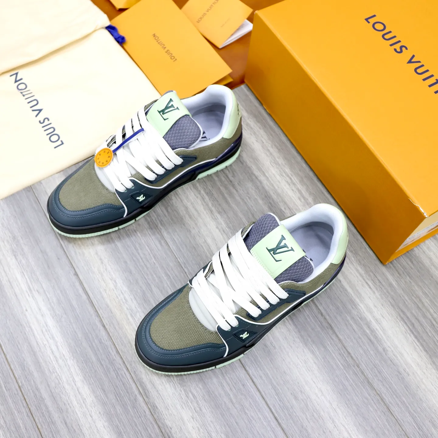 Ex-factory price: 780💰Original development, quality shipping, welcome to compare ❥❥❥❥❥❥LV sneaker series LV Trainer Maxi sneakers introduce the loose silhouette of the ready-to-wear series into the LV Trainer sneaker design written by Virgil Abloh, making an eye-catching appearance in the spring and summer men's wear shows. The cow leather upper is combined with rough fabric laces, and colorful beading highlights the brand's classic elements. LV letters mark the tongue and Monogram floral outsole. Mixed materials Made of first-layer cowhide, wrapped in imported custom-printed denim, thick shoelace design, large Monogram print on the side, "lv 54" badges on the tongue and heel, rubber outsole decorated with Monogram flowers, mesh lining and cotton feet, the comfort is as extreme as ever, premium heritage, quality first, worth owning! Size: 35-40 for women, 39-44 for men (custom-made sizes 38 and 45 are non-refundable)